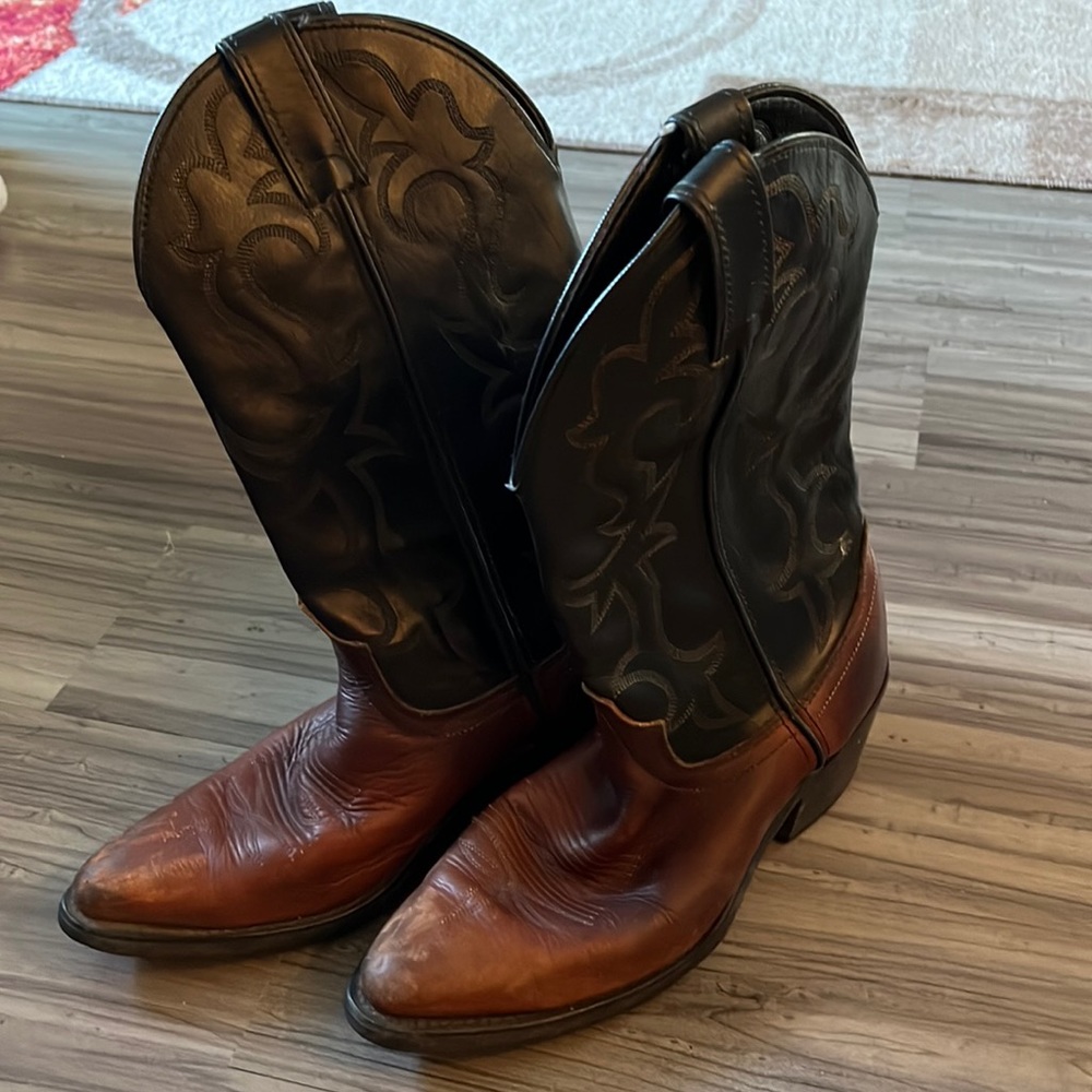 Laredo mens SZ 7 D cowboy boots. Preowned in good condition.